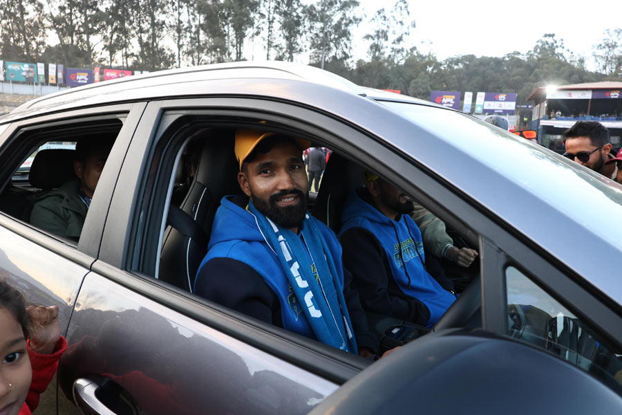 सर्वोत्कृष्ट नेपाली खेलाडी दिपेन्द्रलाई कार, ललितलाई मोटरसाइकल [तस्बिर]