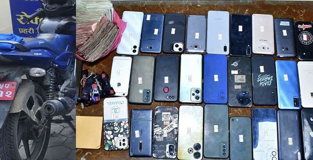 धारिलो हतियार देखाई लुटपाट गर्ने दुई युवा पक्राउ, ३२ मोबाइलसहित सामान बरामद