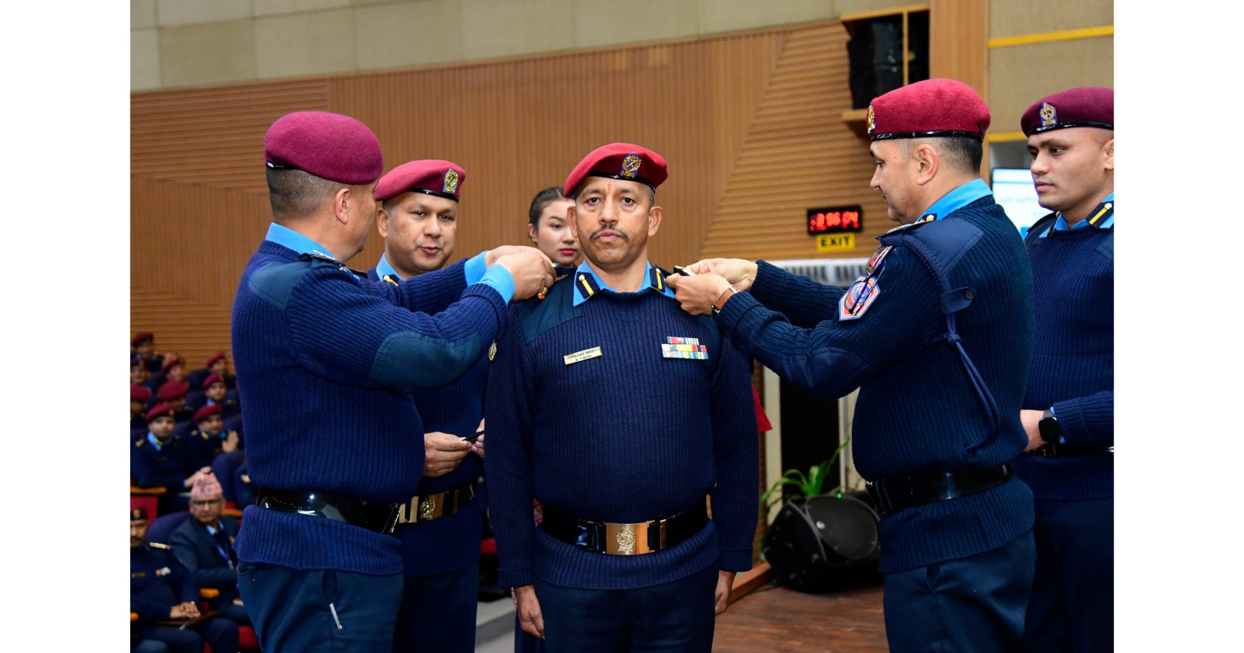 बढुवा भएका १० एसएसपीलाई आईजीपी कार्कीबाट  दर्ज्यानी चिन्ह प्रदान