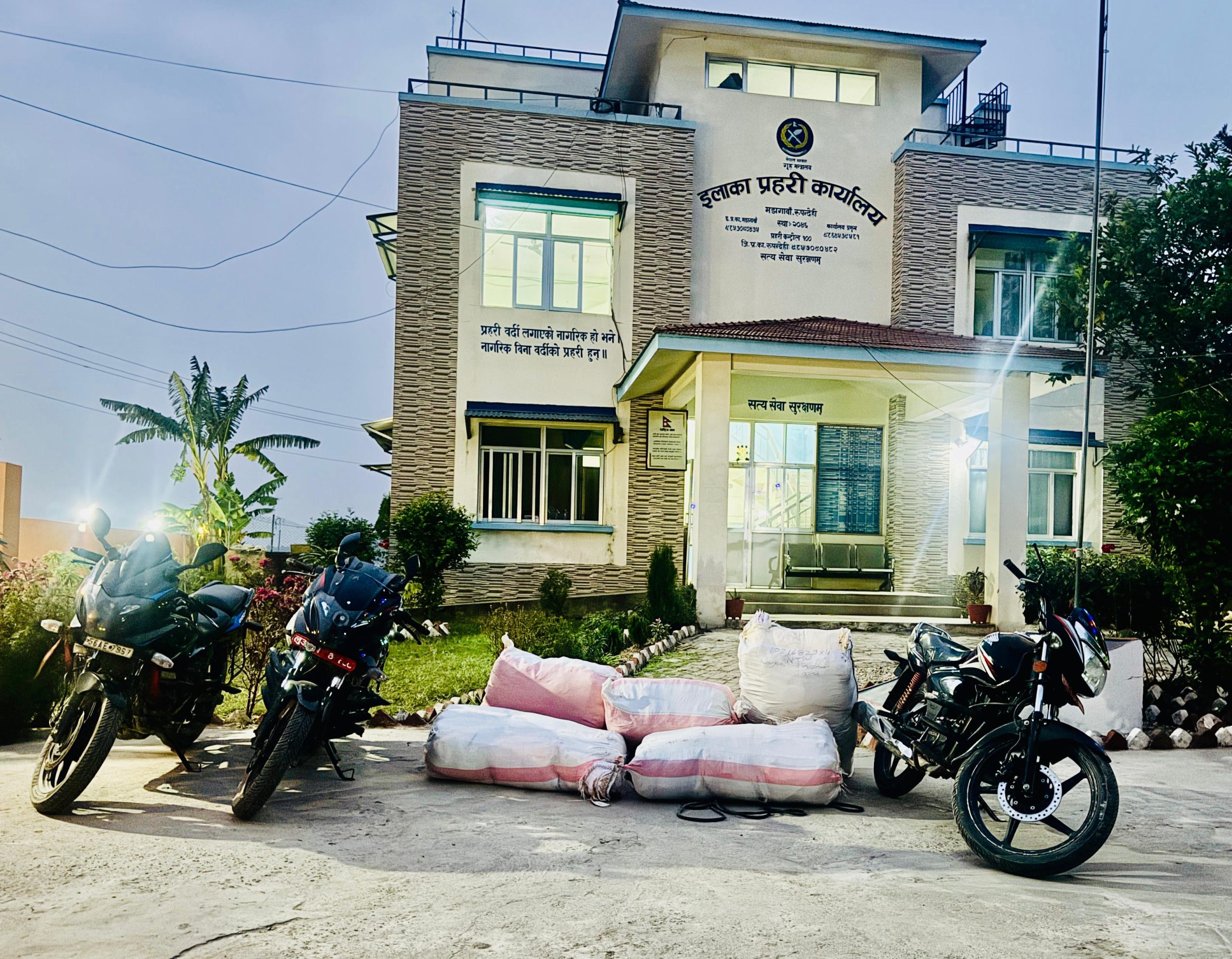 मझगावा प्रहरीद्वारा भन्सार छलि ल्याइएका १३ लाखका कपडा र मोटरसाइकल बरामद