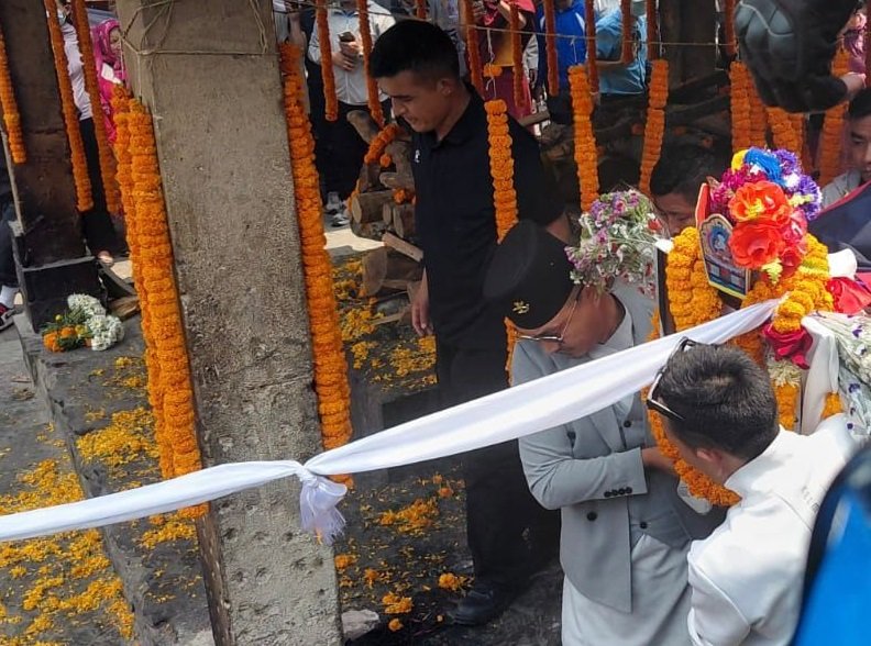 शहीदझैँ सम्मान: गृहमन्त्री गुरुङद्वारा इन्स्पेक्टर अभय लामाको शव स्वयं बोकेर अन्तिम विदाइ