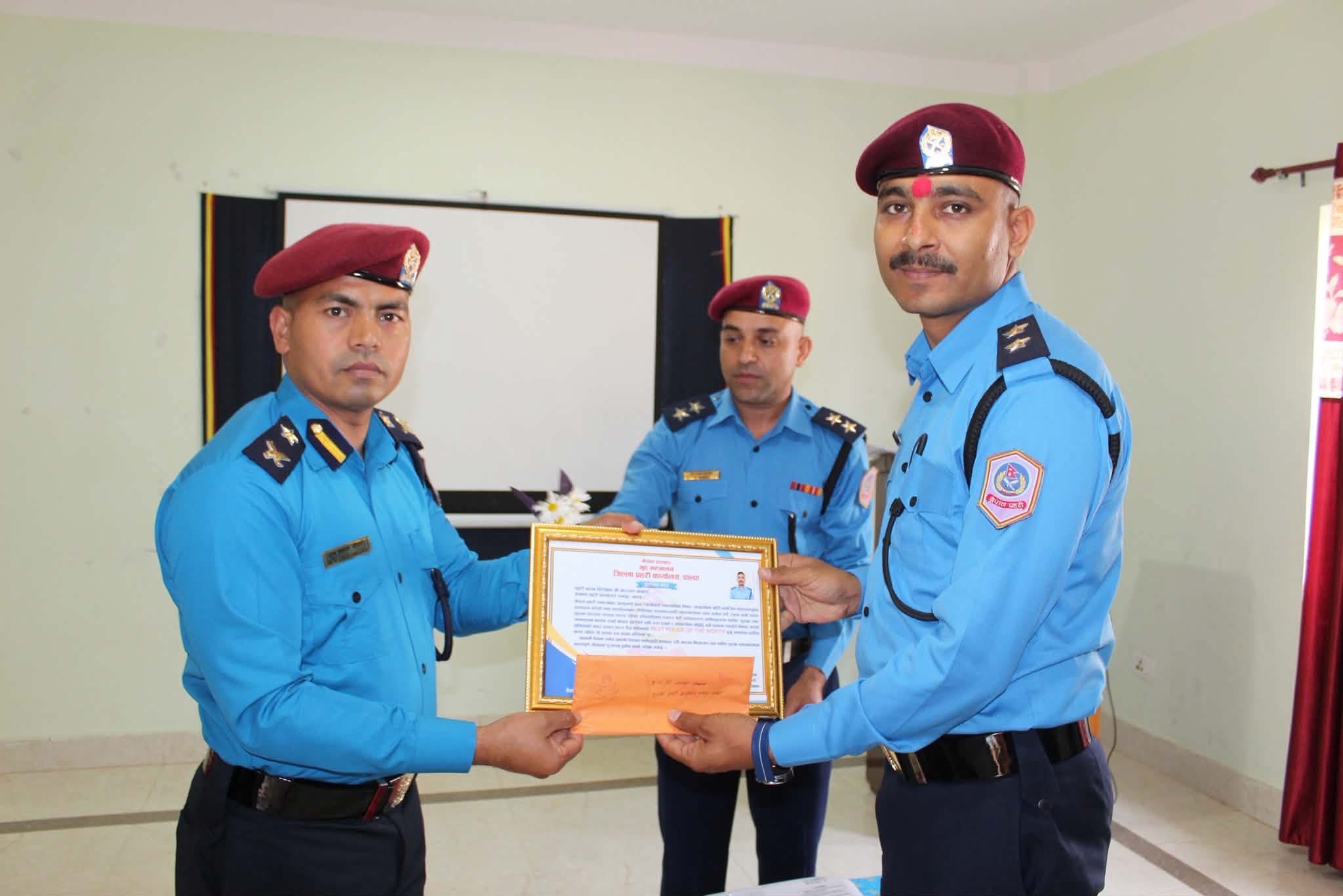पाल्पामा ‘बेस्ट पुलिस अफ द मन्थ’ घोषित: प्रहरी नायव निरीक्षक नारायण खनाल सम्मानित