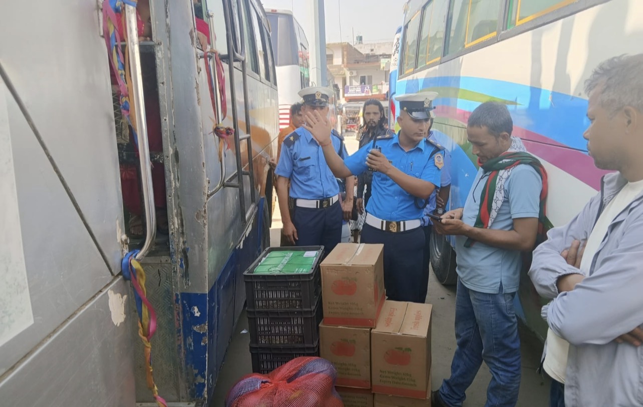 धनगढी बसपार्कमा ट्राफिकको कडाइ : यात्रु बसमा मालसामान बोक्न रोक, ओभरलोडमा निगरानी बढ्यो