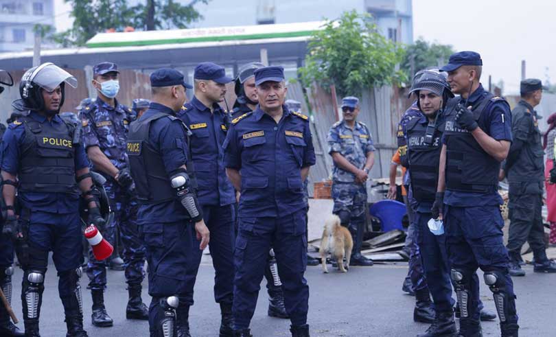 मनोहरा किनारमा तनाव: प्रहरीमाथि आक्रमणपछि आईजीपी कार्की स्वयं फिल्डमा