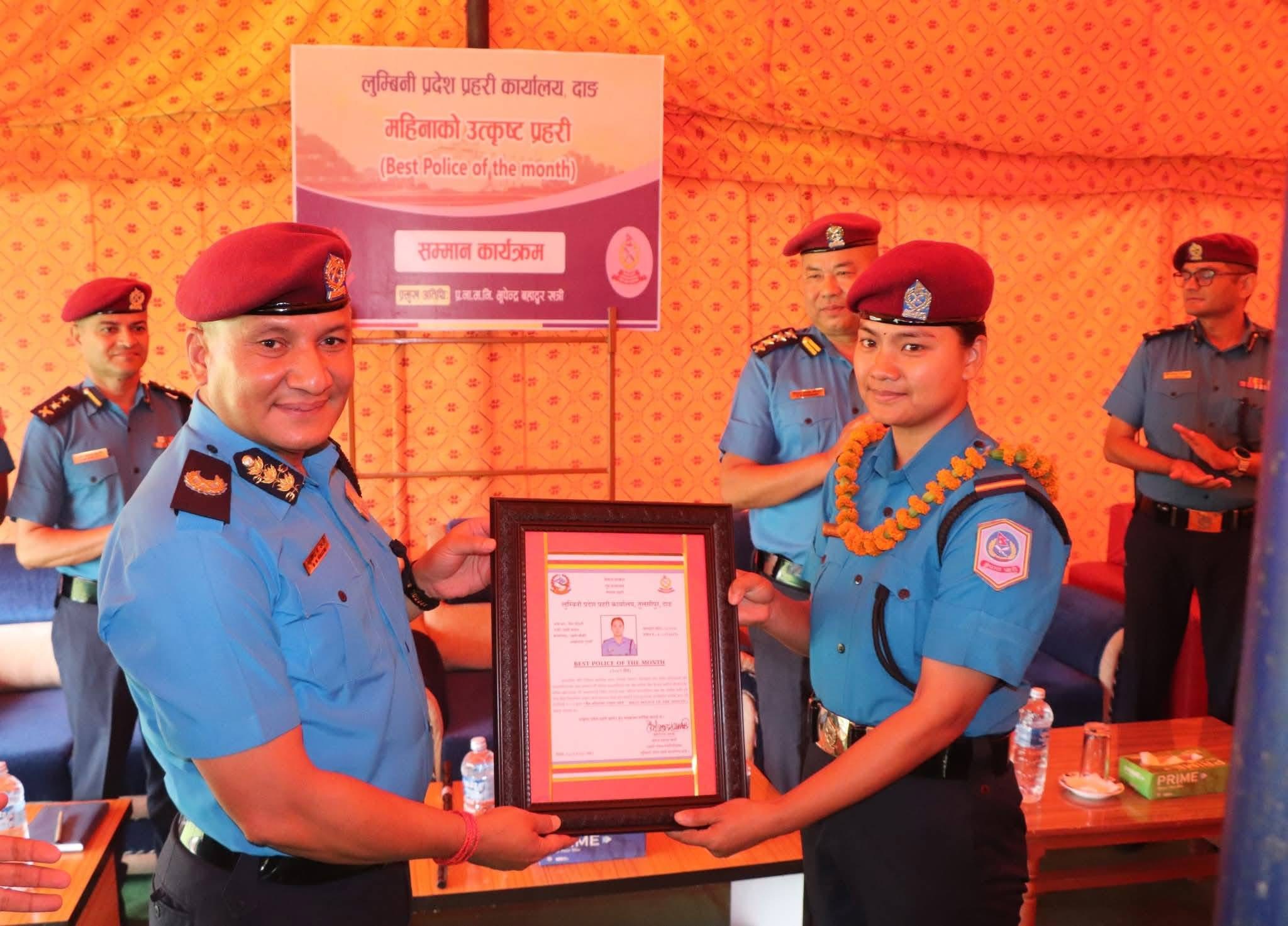 उत्कृष्ट कार्यको सम्मान : डिआईजी खत्रीद्वारा प्रहरी जवान नैना चौधरी सम्मानित