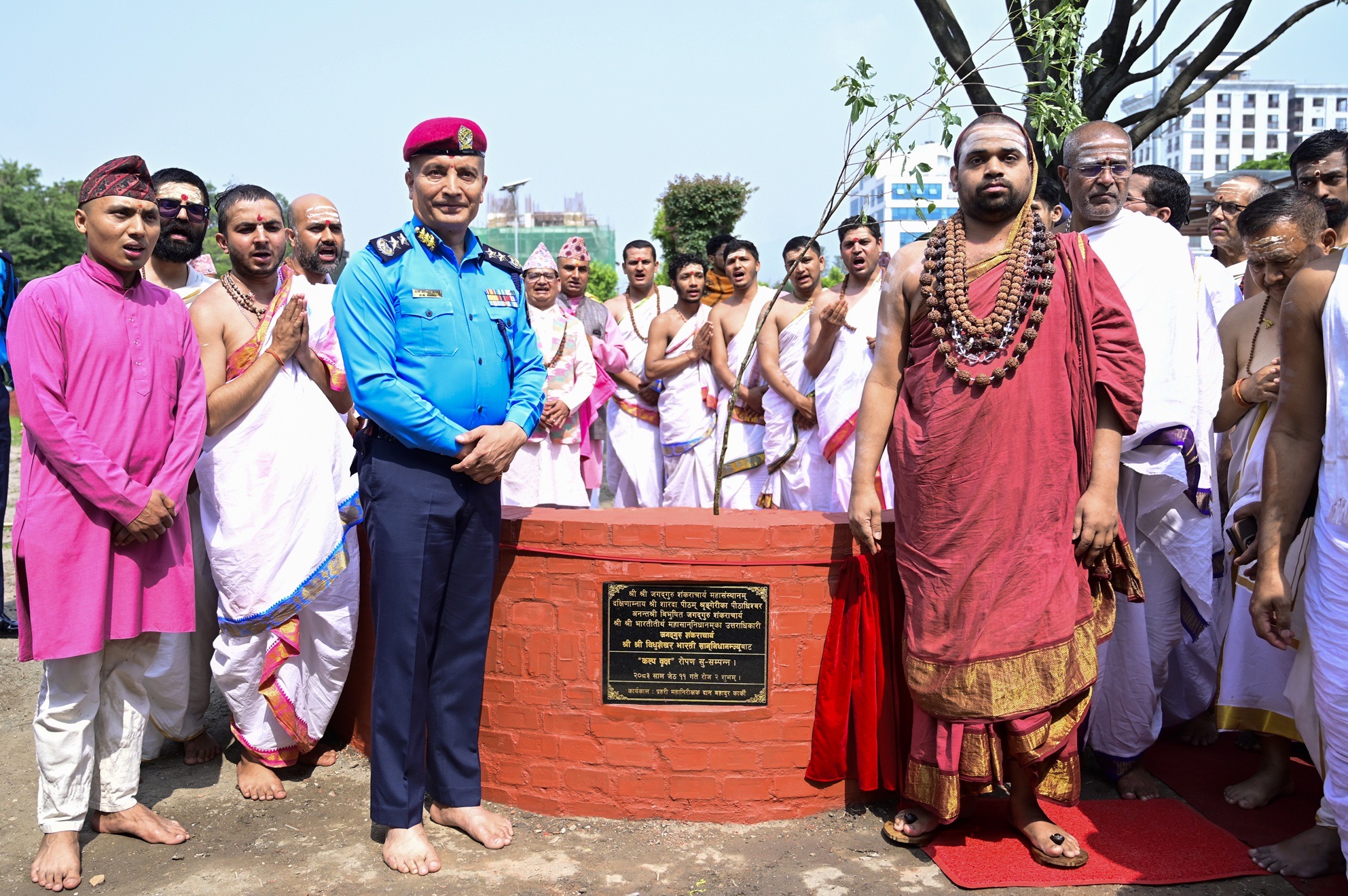 शंकराचार्य विधुशेखर भारतीद्वारा प्रहरी प्रधान कार्यालय अवलोकन, ‘कल्पवृक्ष’ रोपण र ‘शिव शम्भू’ भजन विमोचन
