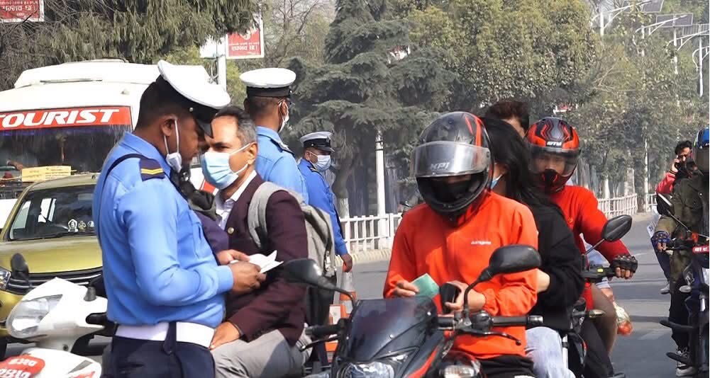उपत्यकामा ट्राफिकको कडा एक्सन: एकै दिन २ हजारभन्दा बढी चालक कारबाहीमा, २१ लाखभन्दा बढी राजस्व संकलन