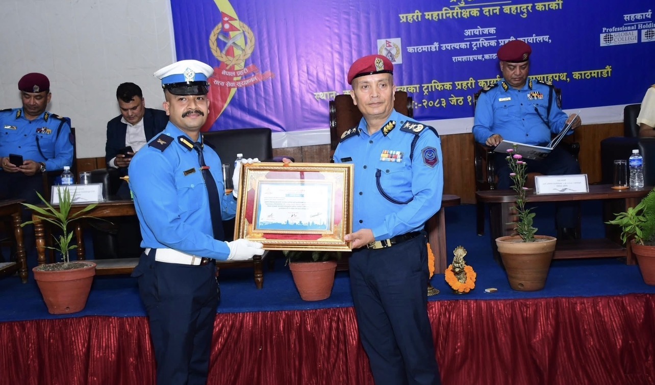 उत्कृष्ट ट्राफिक व्यवस्थापनका लागि इन्स्पेक्टर किरण राउत आईजीपी कार्कीद्वारा सम्मानित