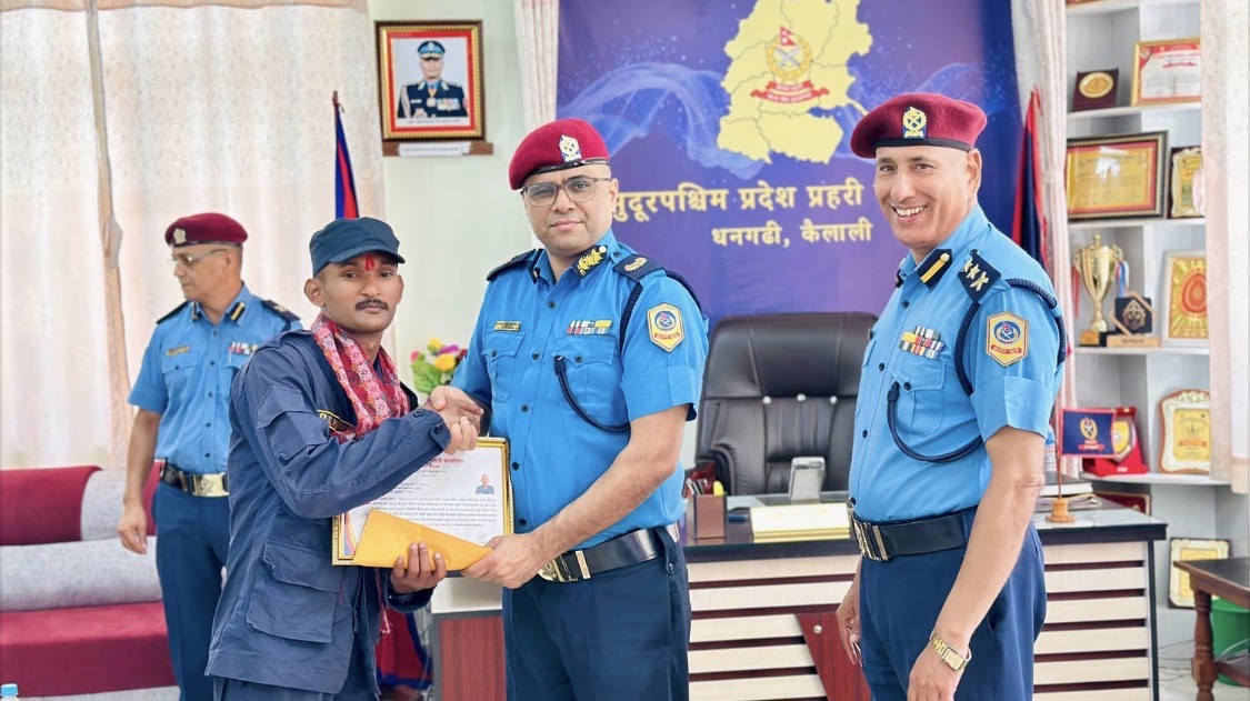 महाकालीमा हाम फालेकी महिलाको उद्धार गर्ने प्रकाश सिंह महरा ‘पुलिस अफ दि मन्थ’ घोषित