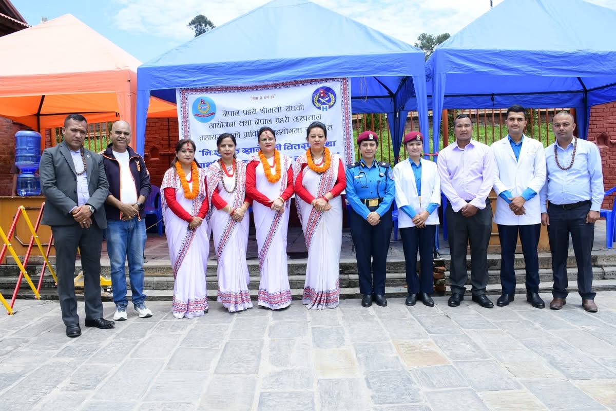 नेपाल प्रहरी श्रीमती संघद्वारा पशुपतिनाथमा स्वास्थ्य शिविर र खानेपानी वितरण