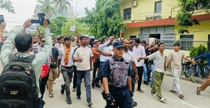 देवानगञ्ज घटनाको विरोधमा विराटनगरमा प्रदर्शन, प्रशासन कार्यालयअगाडि सुरक्षा कडा