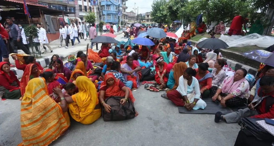 माइतीघरमा लघुवित्त पीडितको आमरण अनशन दोस्रो दिन पनि जारी, पाँच बुँदे माग अघि सार्दै प्रदर्शन