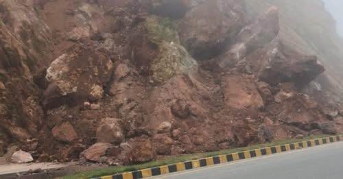 पहिरोले पृथ्वी राजमार्ग अवरुद्ध, हटाउने काम जारी