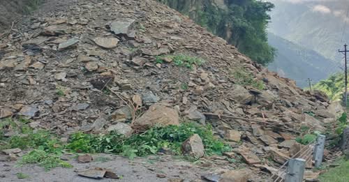 पहिरोले पृथ्वीराजमार्गको एक लेन अवरुद्ध
