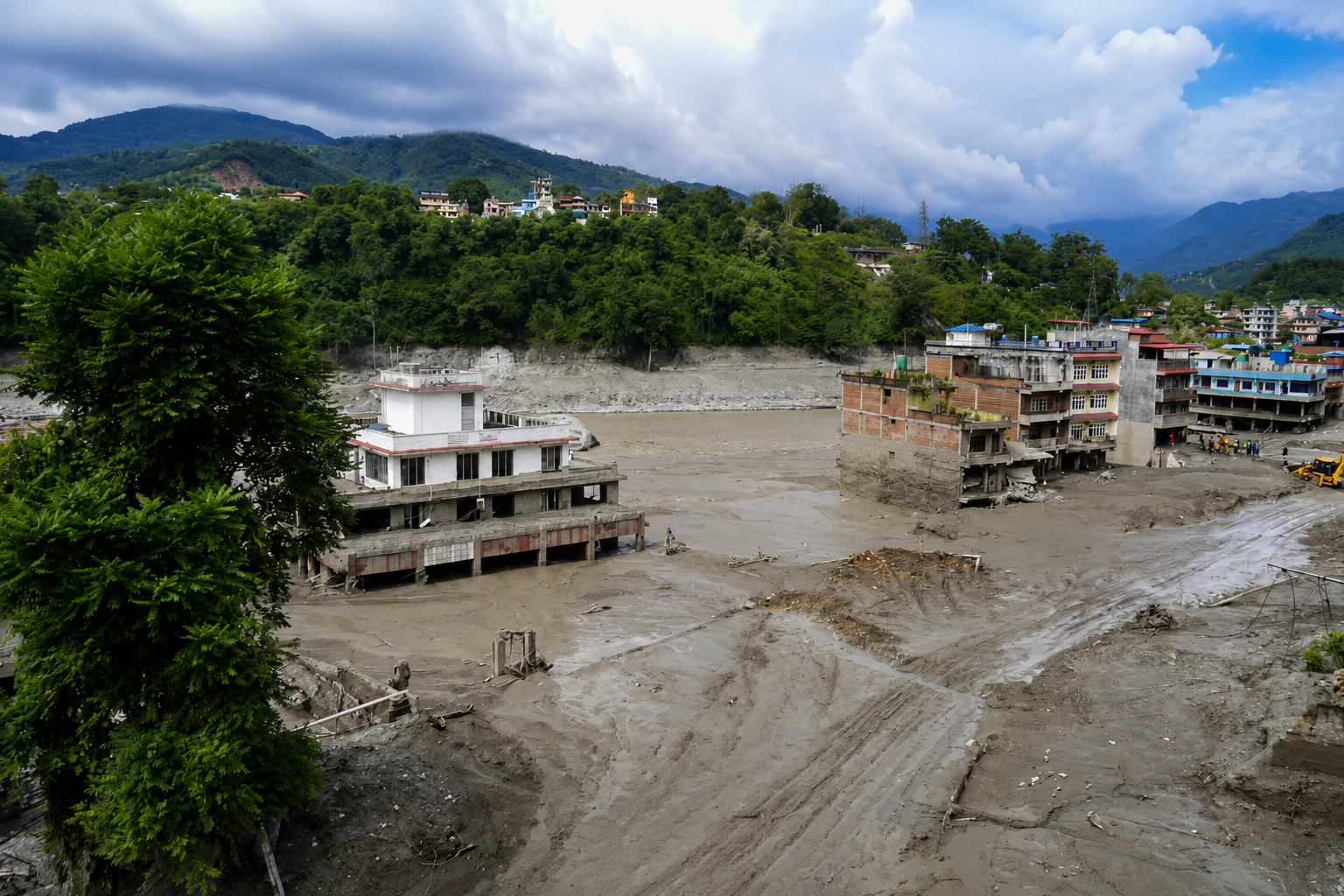 नुवाकोटमा बाढीको कहर : ५१ जनाको मृत्यु, ४०५ अझै बेपत्ता