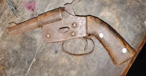 कञ्चनपुरमा पेस्तोल बरामद, लागुऔषधसहित दुई जना पक्राउ