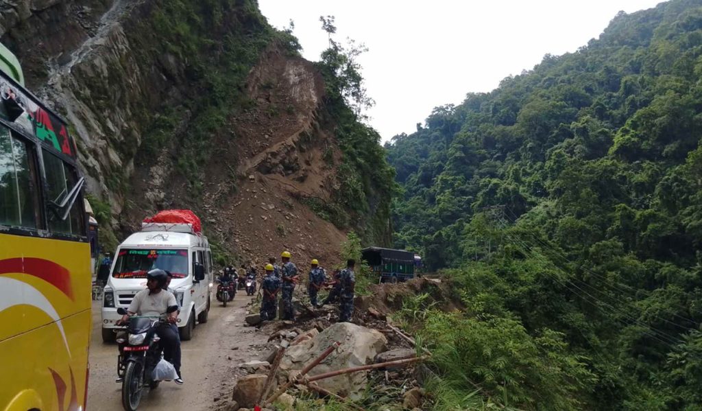 पहिरो पन्छाएपछि सिद्धार्थ राजमार्गमा यातायात सञ्चालन