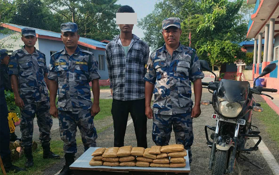 मोटरसाइकलको तेल ट्यांकीमा फल्स बटम बनाएर चरेश तस्करी, भारतीय नागरिक पक्राउ