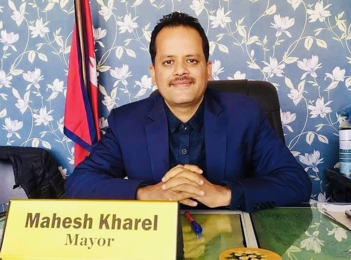 पाँचखालका मेयर महेश खरेलले बाढीपहिरो पीडितका लागि २० लाख सहयोग गरे