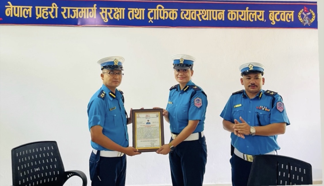 दुर्घटना न्यूनीकरणदेखि ट्राफिक व्यवस्थापनसम्म उत्कृष्ट काम, प्रहरी निरीक्षक प्रतिमा कार्की ‘बेस्ट ट्राफिक प्रहरी
