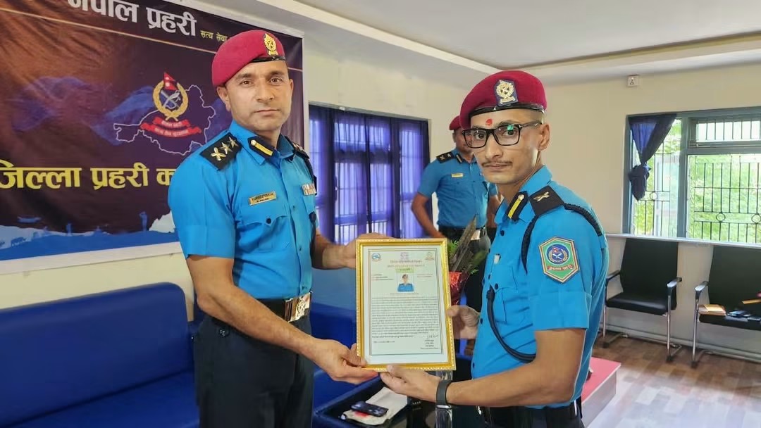 प्रहरी निरीक्षक ठाकुरप्रसाद सापकोटा चितवनको ‘भाद्र महिनाको उत्कृष्ट प्रहरी’ घोषित