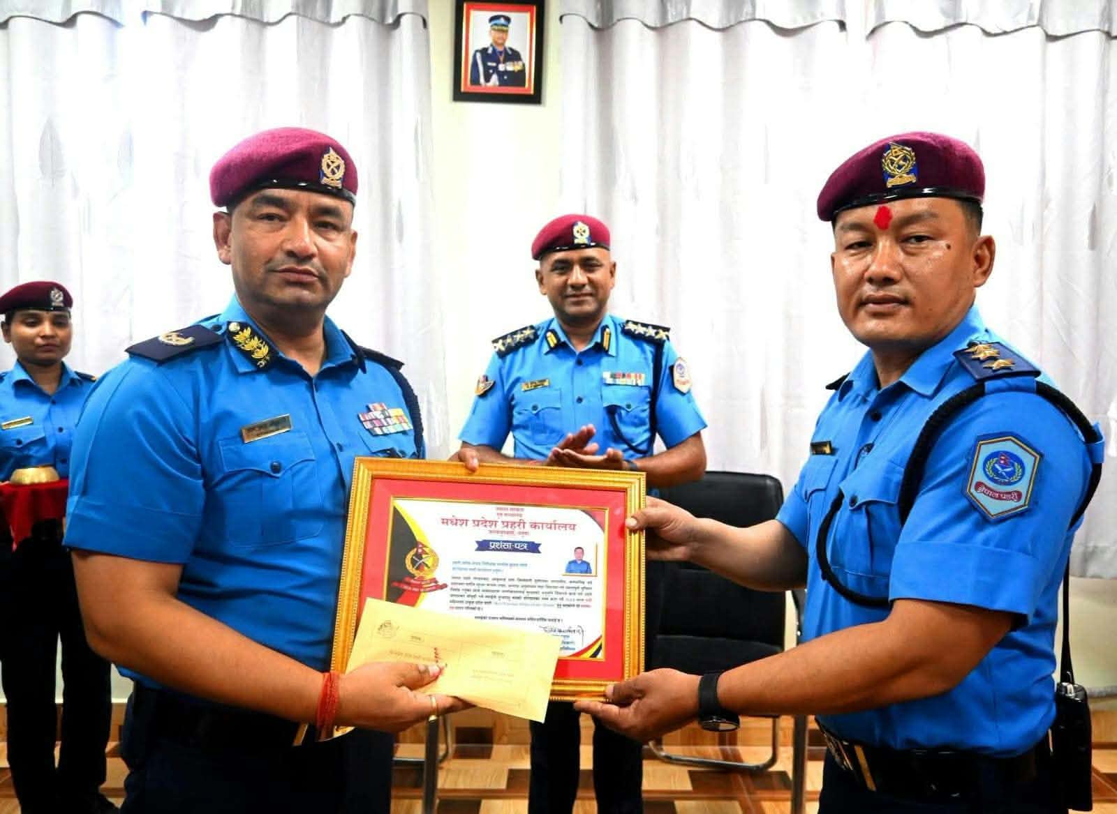 धनुषामा भदौ महिनाको उत्कृष्ट प्रहरी बने वरिष्ठ सई सन्तोष गोले