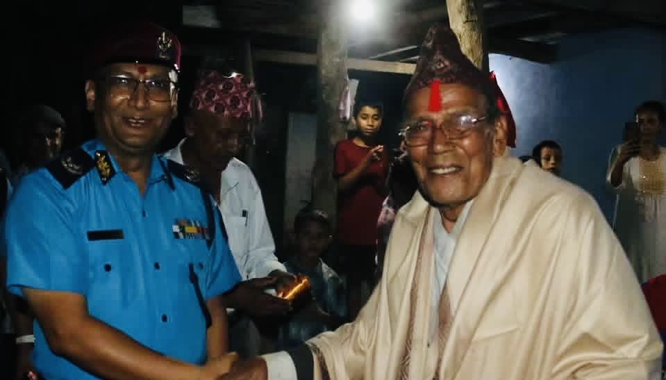 ९० वर्षीय पूर्व प्रहरी सई दान राउतलाई डीआईजी खनालले घरमै पुगेर गरे सम्मान