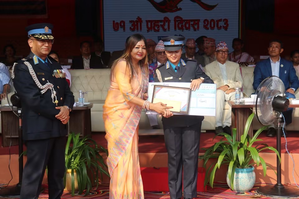 प्रहरी निरीक्षक प्रमिला कार्की ‘उत्कृष्ट महिला प्रहरी पुरस्कार’बाट पुरस्कृत