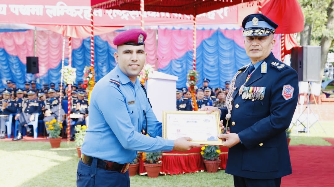 प्रहरी जवान सुरेन्द्र अवस्थी आईजीपी दानबहादुर कार्कीद्वारा सम्मानित