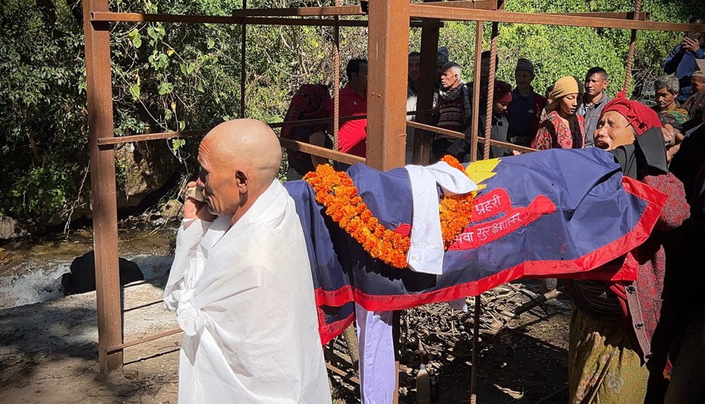 दुई महिनादेखि बेपत्ता प्रहरी जवान मिलन श्रेष्ठको शव नभेटिएपछि कुशको शव बनाएर अन्त्येष्टि